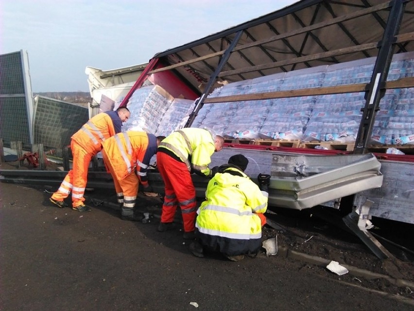 Bochnia. Wypadek na A4. Ciężarówka pełna piwa przebiła...