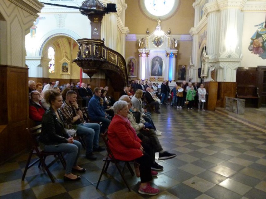 Wielka Sobota. Święcenie pokarmów w Bazylice Mniejszej w Zduńskiej Woli