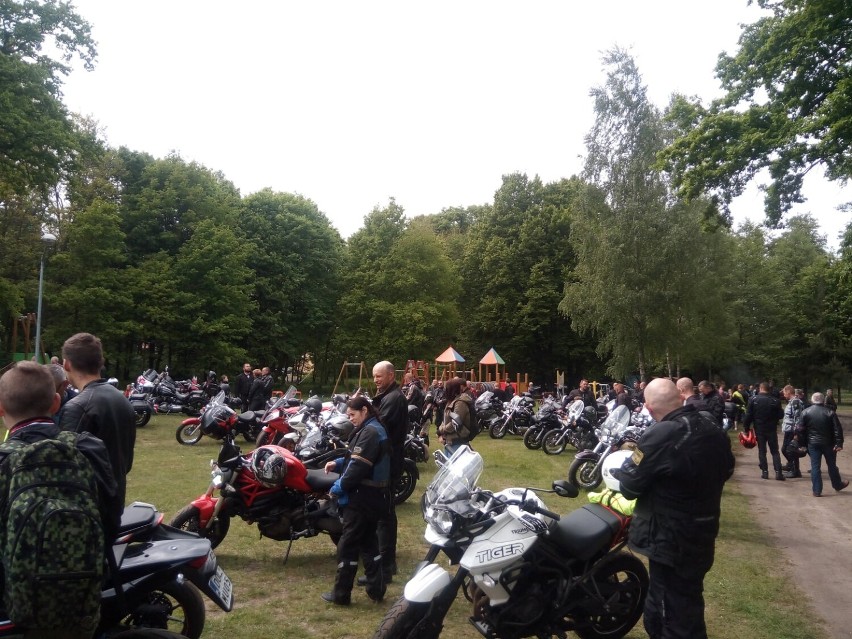 Motocykliści "Sieradzanie" na Placu Zamkowym w Goszczu