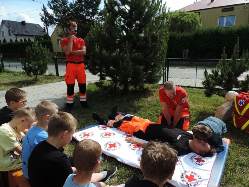 Piknik "Bezpieczne Wakacje" dla uczniów sandomierskiej "trójki. Była pogadanka z policją, ratownikami medycznymi i ciekawe konkursy. Zdjęcia