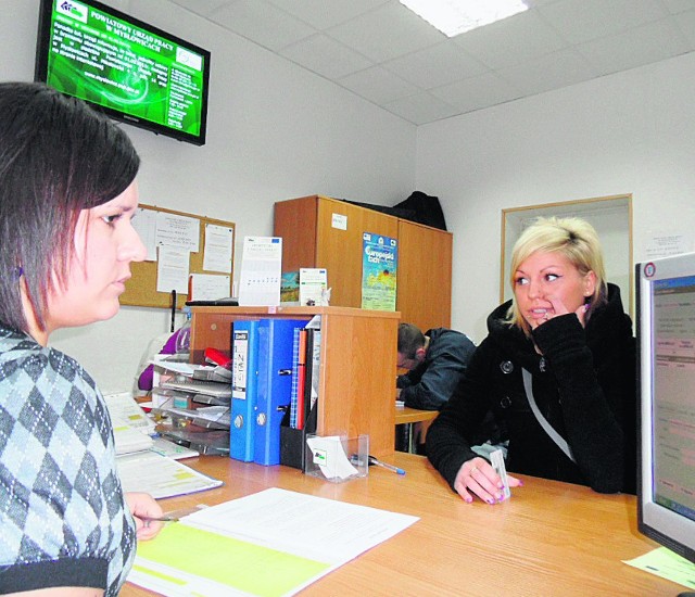 Ewelina Kowalkowska (z prawej) skończyła szkołę fryzjerską i 9-miesięczny staż. Nadal jest bez pracy