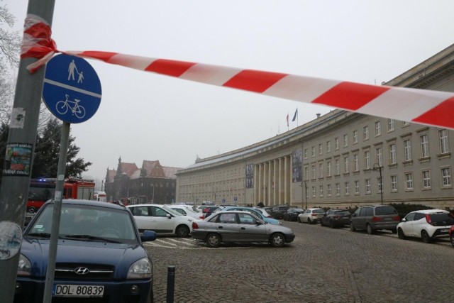 Urzędnik został zwolniony z powodu naruszenia obowiązków pracowniczych. Nie zgadza się z tą decyzją i idzie z tym do sądu. Urząd odpowiada jasno. O tym w artykule.