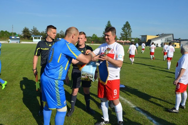 Rok 2017, Pajęczno. Mecz Polska - Ukraina zakończony wynikiem 2:1. Jedną z bramek zdobył Dariusz Tokarski.