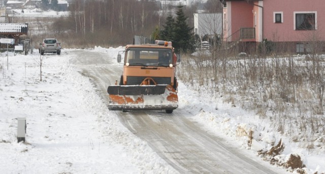 Poniedziałek 9 grudnia - to nie koniec kłopotów z komunikacją PKS. Autobusy Pomorskiej Komunikacji Samochodowej kursują z opóźnieniem lub omijają poszczególne miejscowości.

Skąd problem z komunikacją? Z jednej strony to wciąż niestety nienajlepsza sytuacja na drogach (autobus nie zawsze poradzi sobie tam, gdzie przejedzie osobowe auto) i prace remontowe na linii kolejowej Reda - Hel.

Telefony w sprawie funkcjonowania komunikacji w dniu 9 grudnia 2013 odbierają:
-&nbsp;Wejherowo (w godz. 6 - 18) 58 672 29 14
-&nbsp;Puck (w godz. 6:00 - 14:00) 515 22 88 51
-&nbsp;Puck (w godz. 6:30 - 19:00) 58 673 27 13
INFOLINIA 801 11 22 11 (6:30 - 18:00)