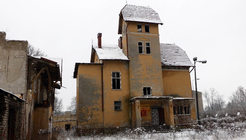 Kiedyś piękna, a dziś zrujnowana kamienica w centrum...