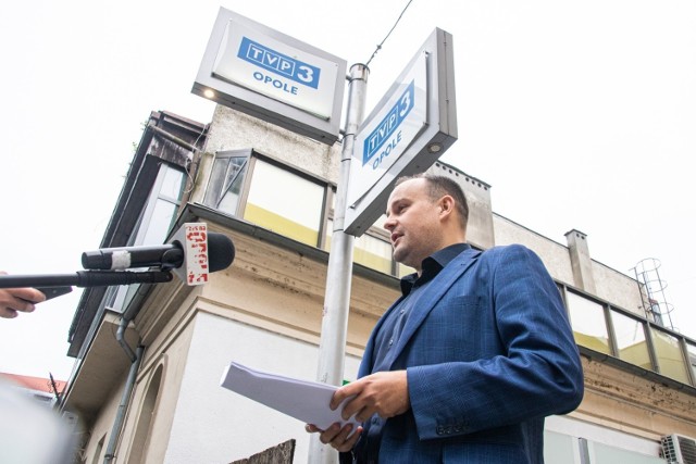 Oskarżenia pod adresem Witolda Żurawickiego zostały sformułowane podczas konferencji prasowej, którą Mateusz Magdziarz (na zdjęciu), zwołał we wrześniu 2020 roku przed siedzibą TVP3 Opole.