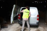Policja zlikwidowała dziuplę samochodową koło Żnina. Trzy osoby aresztowane [ZDJĘCIA i WIDEO]