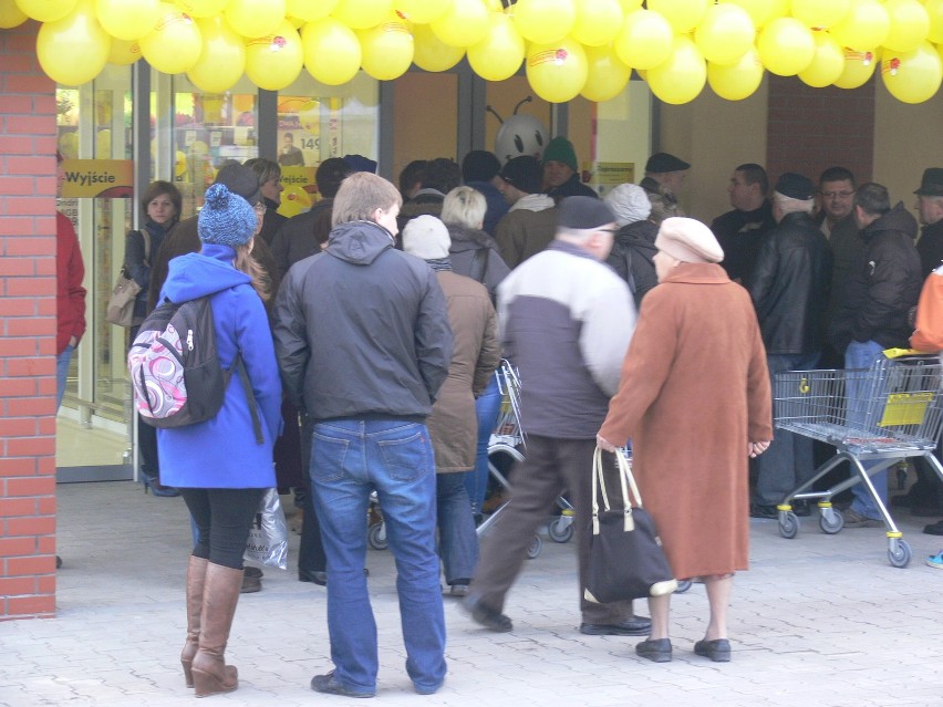 Kilkadziesiąt osób oczekiwało  na otwarcie Biedronki