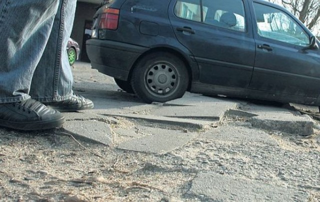 Nieremontowana od wielu lat nawierzchnia, którą zmotoryzowani ...