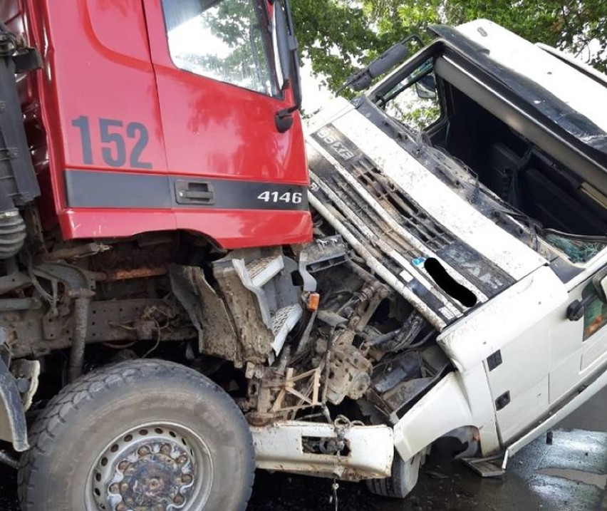 Wypadek dwóch tirów. Zderzyły się czołowo. Kierowcy mieli dużo szczęścia! [ZDJĘCIA]