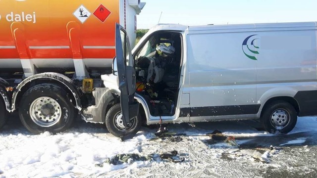 Do poważnego wypadku drogowego doszło w niedzielę rano na 117 kilometrze autostrady A2, w kierunku Poznania. Około godziny 5.30 samochód dostawczy, którym podróżował dorosły mężczyzna oraz dwójka jego dzieci: 6-letnia dziewczynka i 8-letni chłopiec uderzył w tył jadącej w tym samym kierunku cysterny.

Zobacz więcej: Wypadek na A2: Poparzone dzieci [ZDJĘCIA]