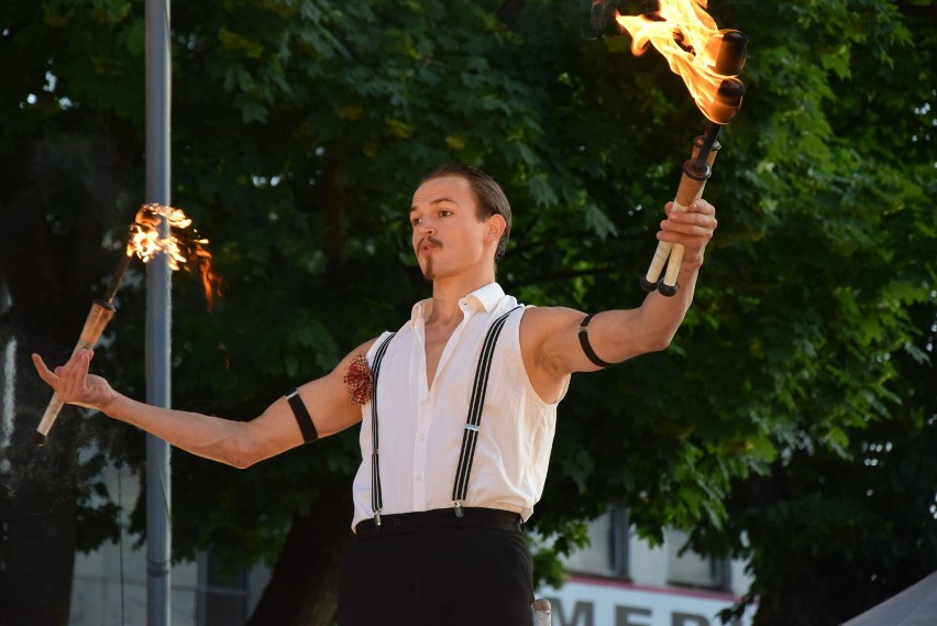 Festiwal Śladami Singera w Kraśniku. Taniec ognia i akrobacje na spektaklu "Przyjaciele Sztukmistrza" (ZDJĘCIA, WIDEO)