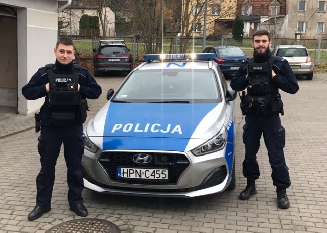 Gdynia. Policjanci pomogli mężczyźnie, który dostał drgawek na ulicy