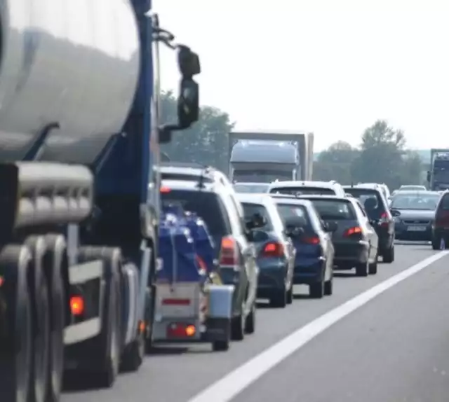 Gigantyczny korek na autostradzie A4 w Mysłowicach spowodowany jest wypadkiem i robotami drogowymi.