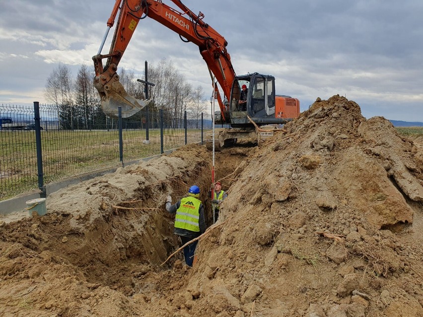 Oczyszczalnia w Krośnie przejmie ścieki z miasta i gminy Dukla. Trwa budowa kolektora kanalizacji sanitarnej. Zobacz postęp prac [ZDJĘCIA] 