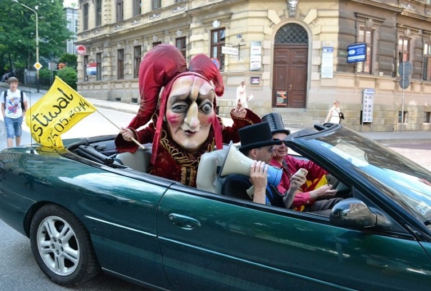 Aktorzy Teatru Lalek Banialuka jeżdżą po mieście i zachęcają...