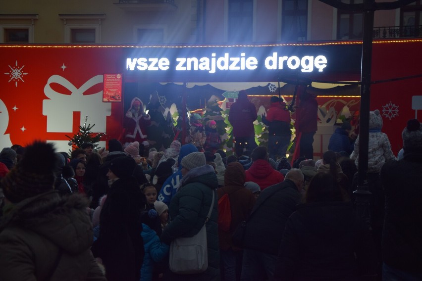 Coca-Cola Płock. Świąteczna ciężarówka dotarła do Płocka! Magia świąt na starówce! [ZDJĘCIA]