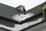Przyszła zima. Pamiętajcie o odśnieżaniu dachów!