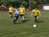 Mecz piłki nożnej w... kaloszach odbył się w Ciężkowie w gminie Poddębice ponad dekadę temu. Uświetnił 80-lecie miejscowej OSP (zdjęcia)