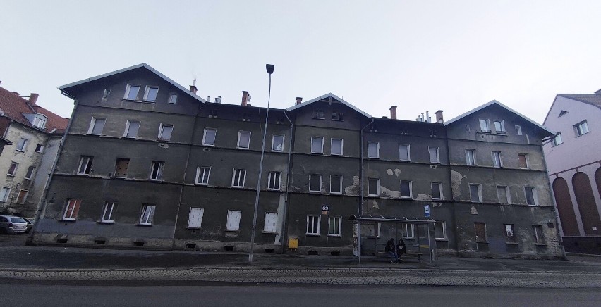 Budynek z piekła rodem na Dolnym Śląsku. Znają go służby, a jego mieszkańcy walczą z żywiołami