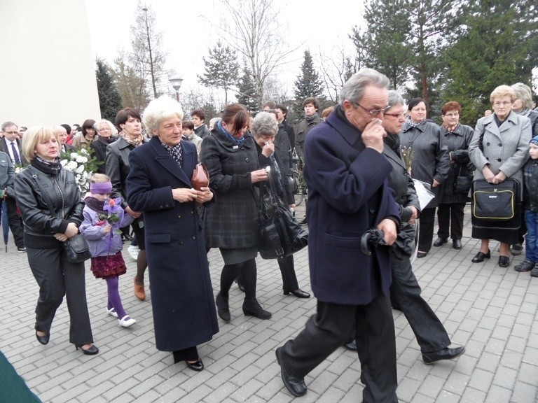 Rusinowice: Pogrzeb ks. Damiana Kominka [ZDJĘCIA]. Duszpasterza żegnały tłumy wiernych