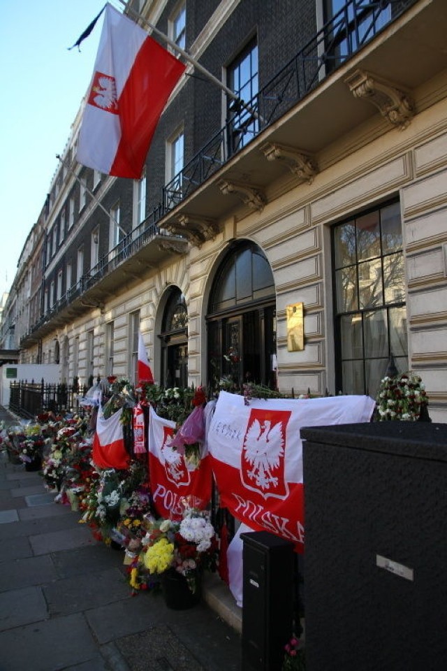 Kwiaty i flagi pod ambasadą. Fot. Jakub Kaliszewski