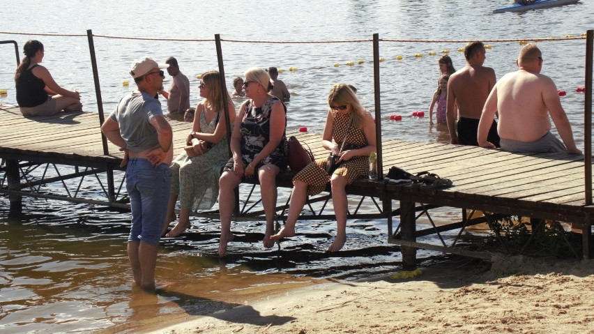 Tłumy na plaży nad jeziorem Pamiątkowskim [ZDJĘCIA]