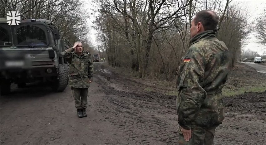 Kadr z filmu opublikowanego przez Bundeswehrę. Powitanie na...