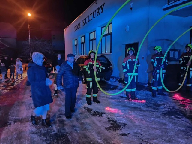Złote Gody świętowali Teresa i Jan Meggerowie z Karsina. Pan Jan jest druhem OSP Karsin, więc strażacy przygotowali niespodziankę.