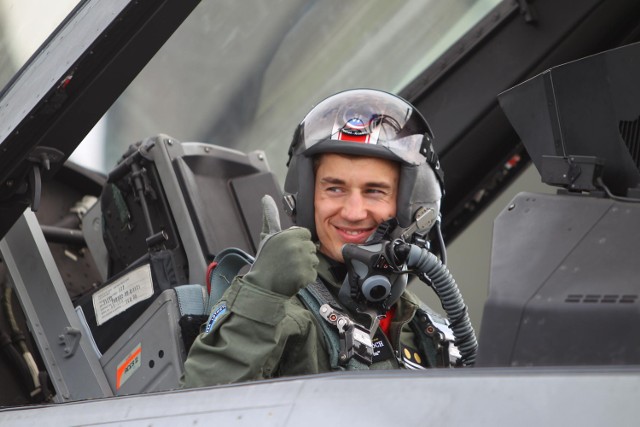 Kamil Stoch w Krzesinach poleciał na pokładzie F-16