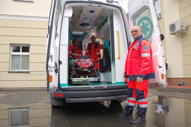 Karetki, które jeżdżą na ratunek w regionie tarnowskim, mają wciąż skład trzyosobowy, ale kłopoty z lekarzami i ratownikami mogą przełożyć się na to, że w ambulansie będą tylko dwie osoby
