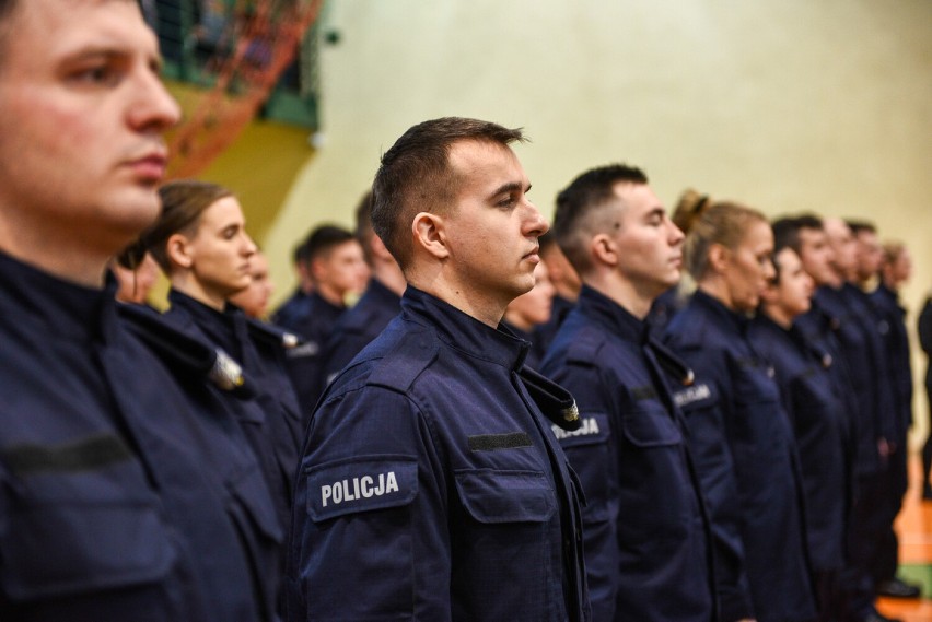 Ślubowanie nowych policjantów w województwie łódzkim - w...