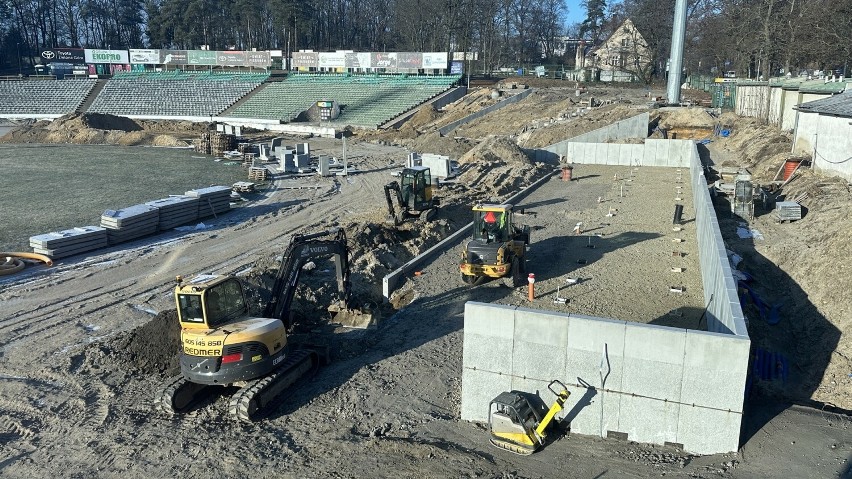Na stadionie Faluibazu Zielona Góra trwa budowa nowego parku...