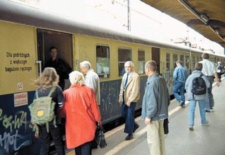 Pasażerowie często na peron przechodzą po torowisku, nie zważając na ruch pociągów. Zdjęcie: Olgierd Górny