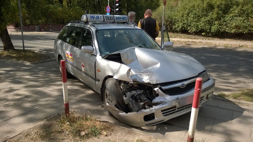 Zderzenie taksówki z samochodem dostawczym na Jaracza w Łodzi [ZDJĘCIA] 