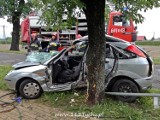 Wypadek w Tychach na Mysłowickiej. Samochód uderzył w drzewo [ZDJĘCIA]
