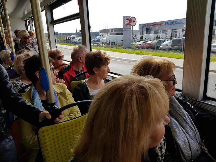 Seniorzy zwiedzali miasto zza okien autobusu [ZDJĘCIA]