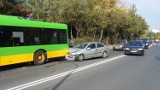 Niebezpieczny przystanek w Poznaniu. Auto wjechało w tył autobusu