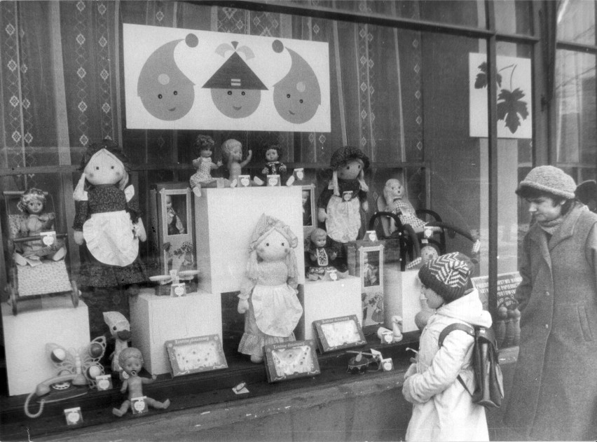 Wrocław, 28 listopada 1985 rok. Dziecko przed wystawa sklepu...