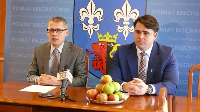 Starosta Waldemar Wyczachowski i wicestarosta Grzegorz Gryczka namawiali mieszkańców do udziału w akcji