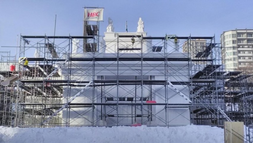 Japończycy zbudowali Łazienki Królewskie z lodu i śniegu. Przez miesiąc nad konstrukcją pracowało 100 żołnierzy