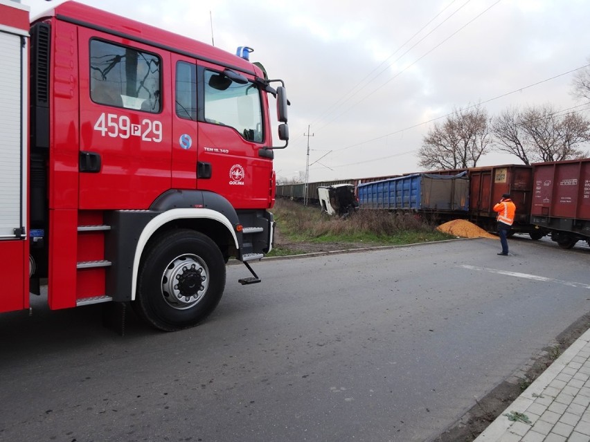 Wypadek w Golinie: Ciężarówka wjechała pod pociąg
