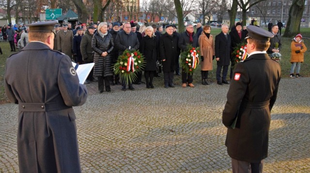 Inowrocławianie uczcili 101. rocznicę wybuchu Powstania Wielkopolskiego. Patriotyczna manifestacja odbyła się pod Pomnikiem Powstańców Wielkopolskich przy ul. Orłowskiej. Wydarzenia, które miały miejsce na terenie miasta w styczniu 1919 roku przypomniał w swym wystąpieniu Ryszard Brejza, prezydent Inowrocławia. Za poległych powstańców, wspólnie z obecnymi, modlił się ksiądz prałat Leszek Kaczmarek. Odczytano apel pamięci. Kompania Honorowa Garnizonu Inowrocław oddała trzy salwy honorowe. Przybyłe delegacje złożyły pod pomnikiem wieńce i wiązki kwiatów. Uroczystość uświetniła górnicza orkiestra Dęta IKS Solina SA.