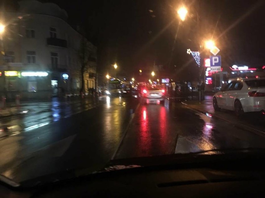 Wypadek z udziałem autobusu MPK we Włocławku. 19-letni kierowca bmw sprawcą [zdjęcia]