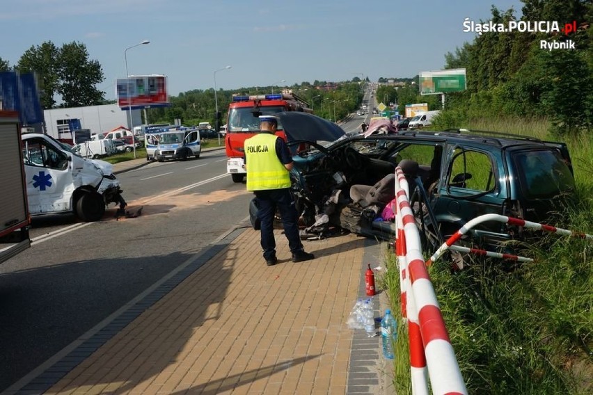 Wypadek na Wodzisławskiej w Rybniku z udziałem karetki. Pięć osób rannych [ZDJĘCIA]