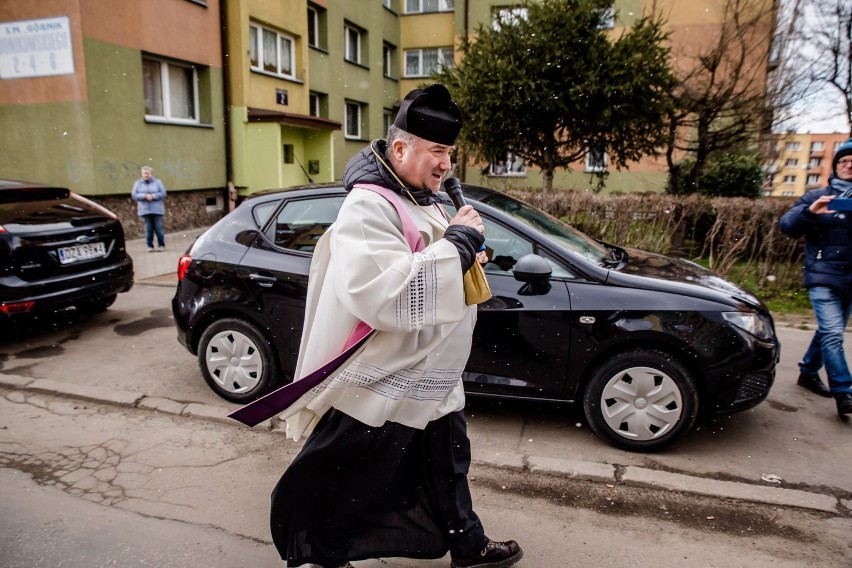 Ksiądz z Wałbrzycha wyruszył na epidemiczną kolędę. Chodził od balkonu do balkonu. (FOTO i FILM)