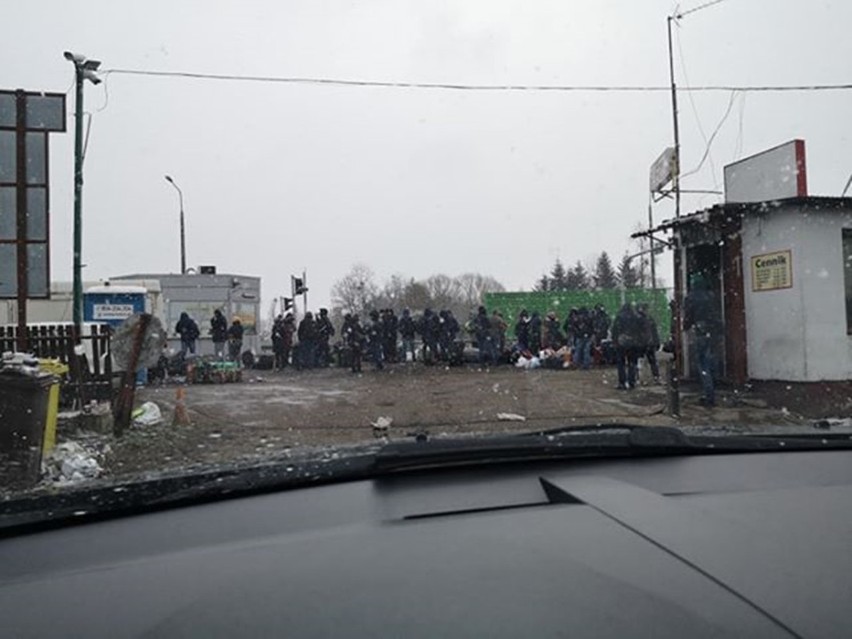 Dorohusk: Ukraińcy koczowali przed granicą. Sytuacja jest już opanowana