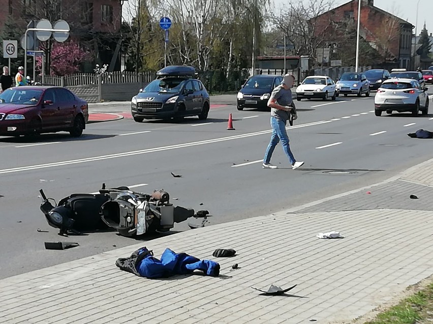 Wypadek na ulicy Łódzkiej w Kaliszu. Pijany motocyklista uderzył w znak. ZDJĘCIA