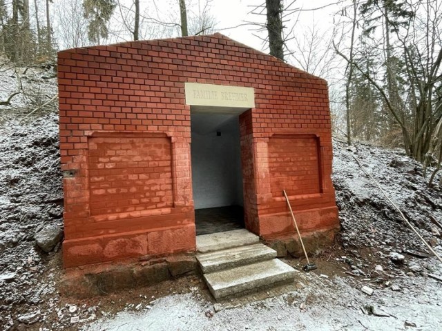 W 1945 roku czerowoarmiści splądrowali grobowiec. Później popadał w ruinę. Teraz kończy się odbudowa