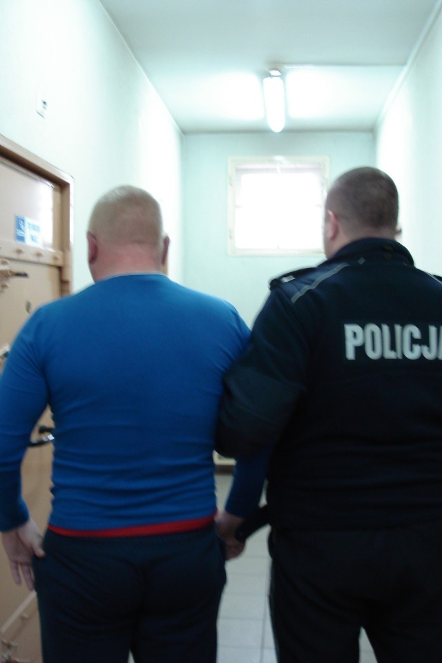 Policjanci zatrzymali dwóch mieszkańców gminy Biała Rawska w wieku 28 i 37 lat podejrzanych o rozbój na 45-latku
